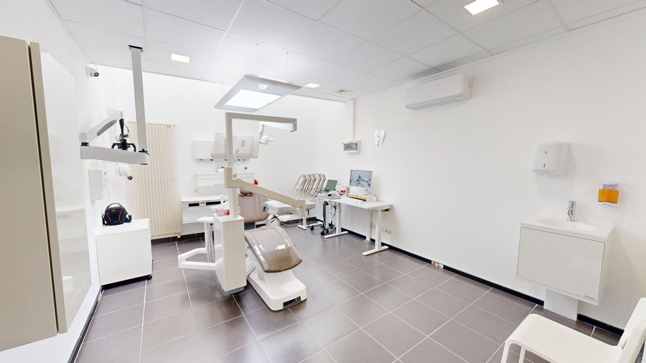 Salle de soins lumineuse avec fauteuil dentaire