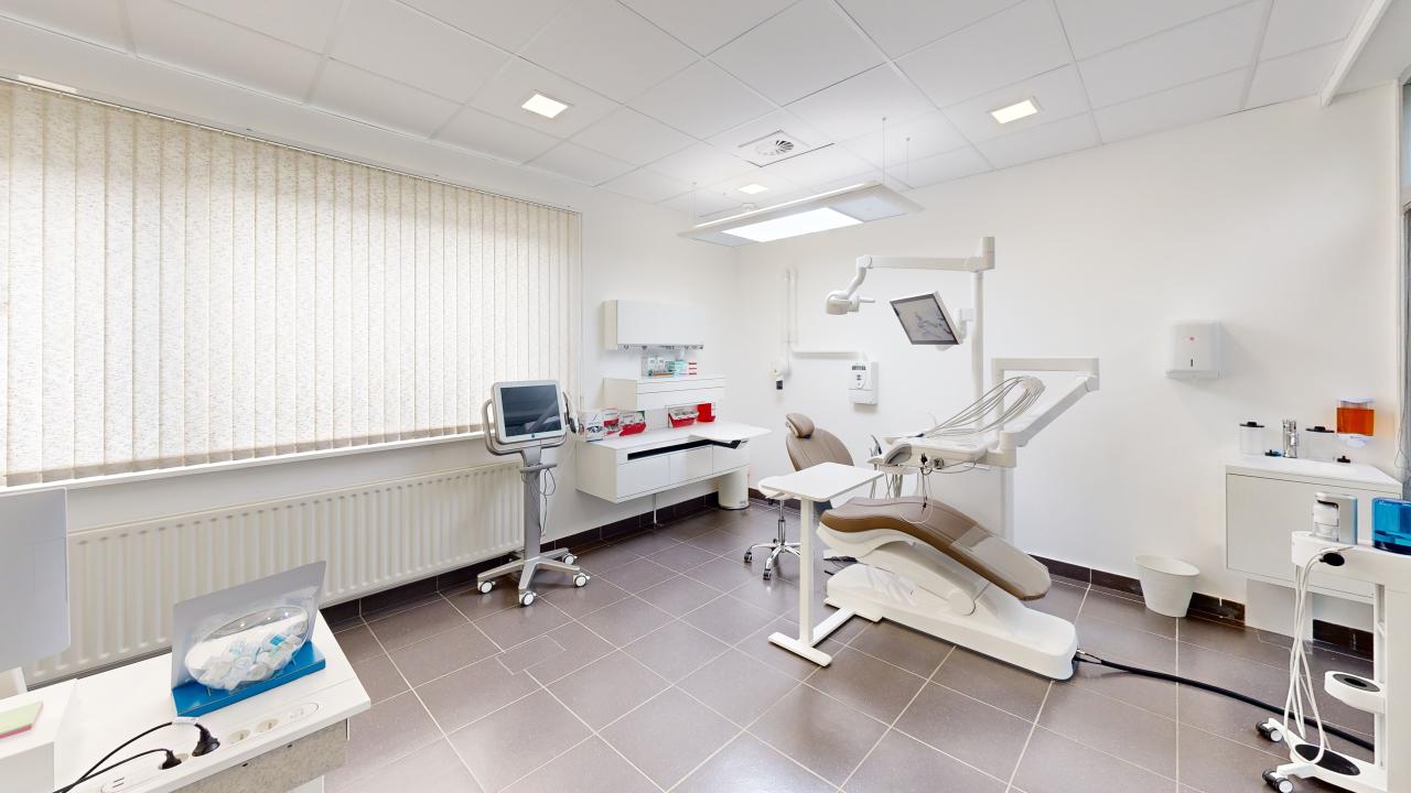 Salle de soins et fenêtre donnant sur l’extérieur